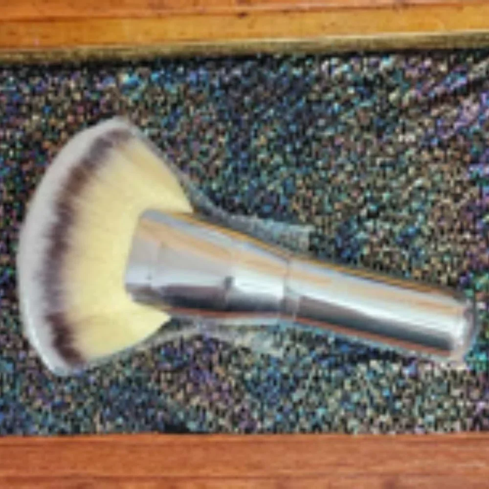 it Cosmetics Heavenly Luxe Mega Fan Brush #9 Silver Handle - Picture 2 of 3